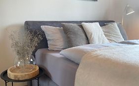 Crown Living Design Apartment - 2 Schlafzimmer - Kueche - Gratis Parkplatz - Abstellraum Fuer Fahrraeder/Ski