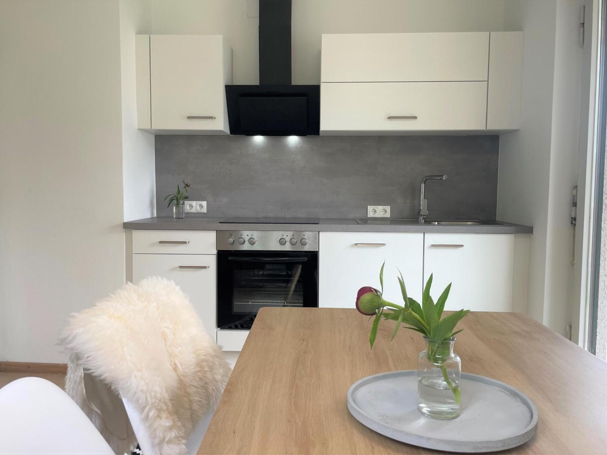 Crown Living Design Apartment - 2 Schlafzimmer - Kueche - Gratis Parkplatz - Abstellraum Fuer Fahrraeder/Ski Mader Exterior foto