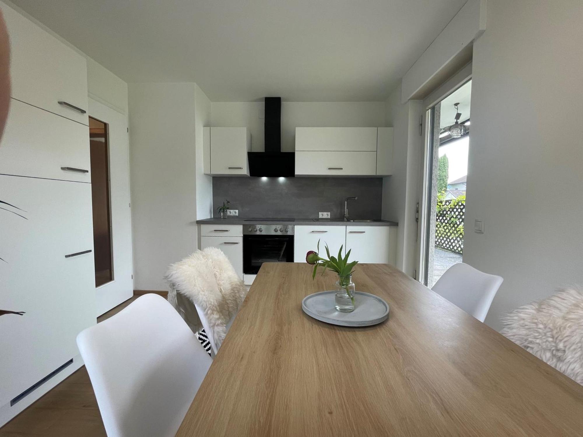 Crown Living Design Apartment - 2 Schlafzimmer - Kueche - Gratis Parkplatz - Abstellraum Fuer Fahrraeder/Ski Mader Exterior foto