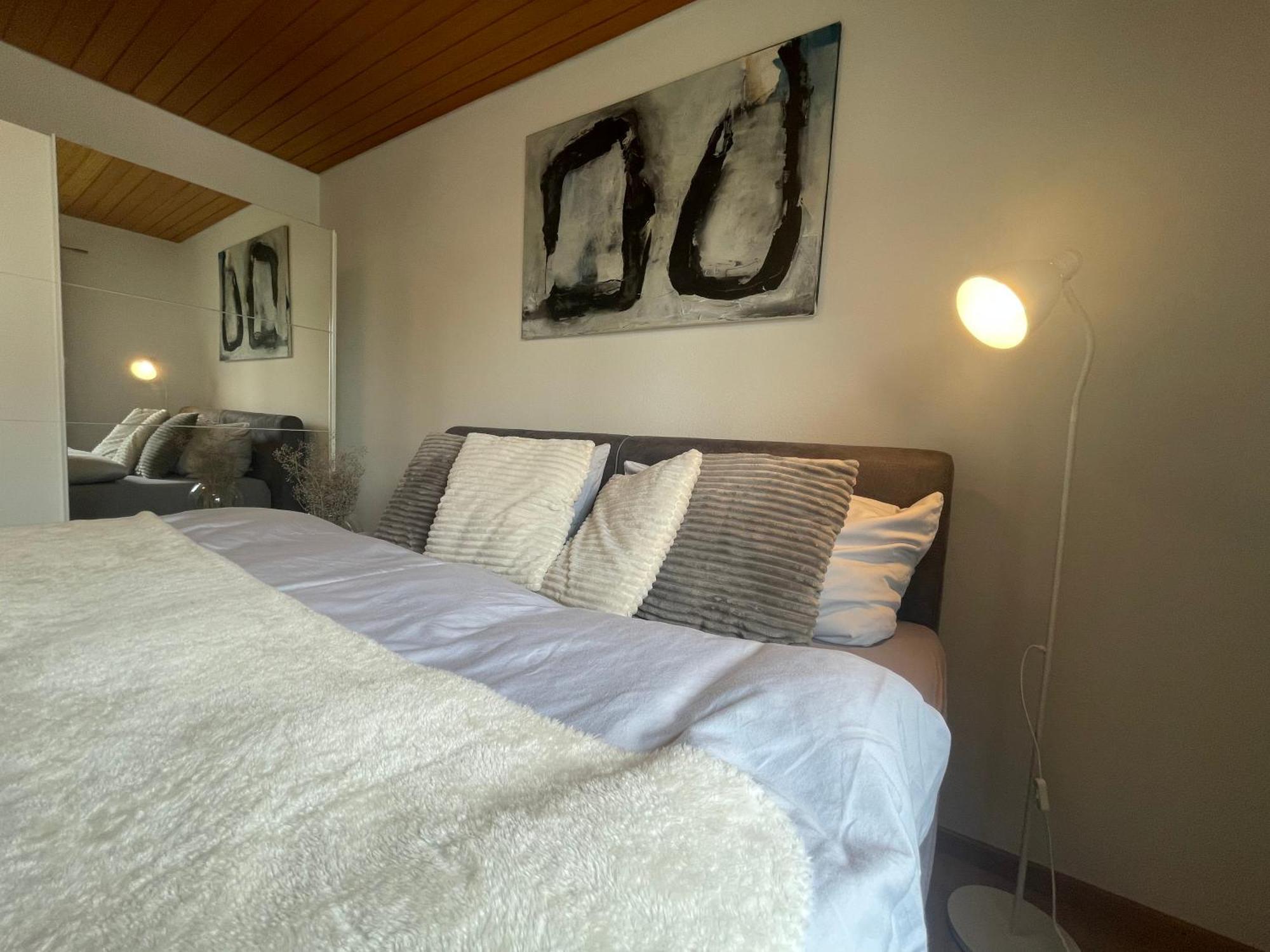 Crown Living Design Apartment - 2 Schlafzimmer - Kueche - Gratis Parkplatz - Abstellraum Fuer Fahrraeder/Ski Mader Exterior foto